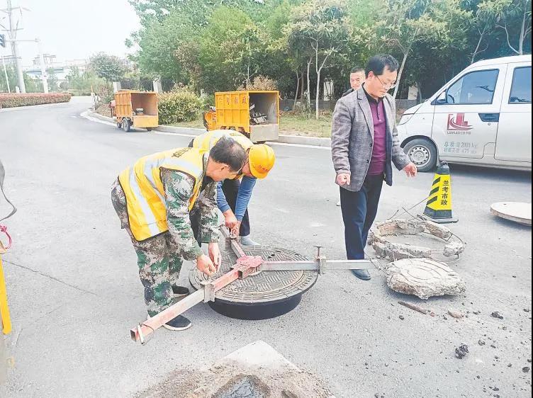 河南開(kāi)封：給井蓋配備“電子身份證”